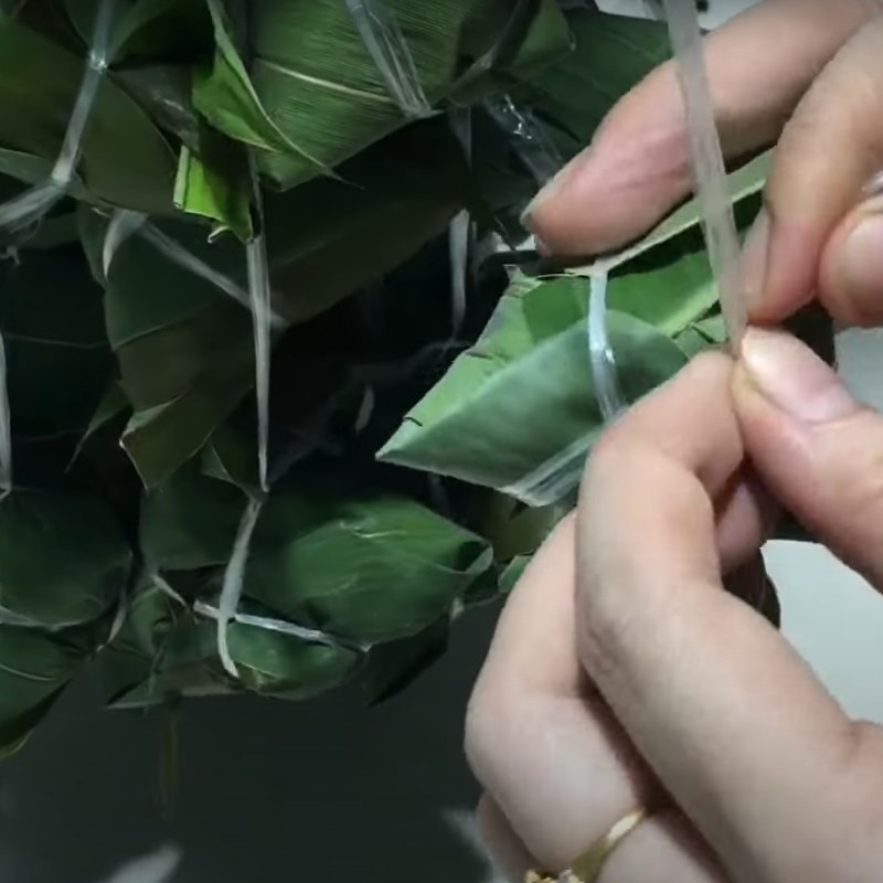 Bước 4 Luộc bánh ú Bánh ú lá tre