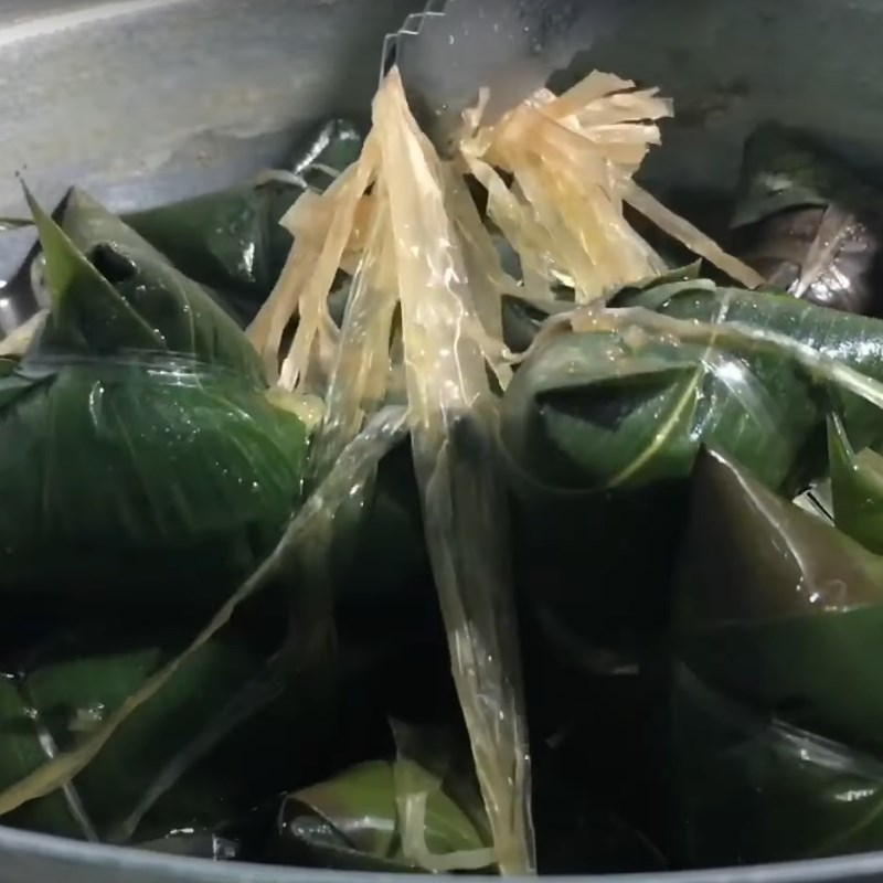 Bước 4 Luộc bánh ú Bánh ú lá tre