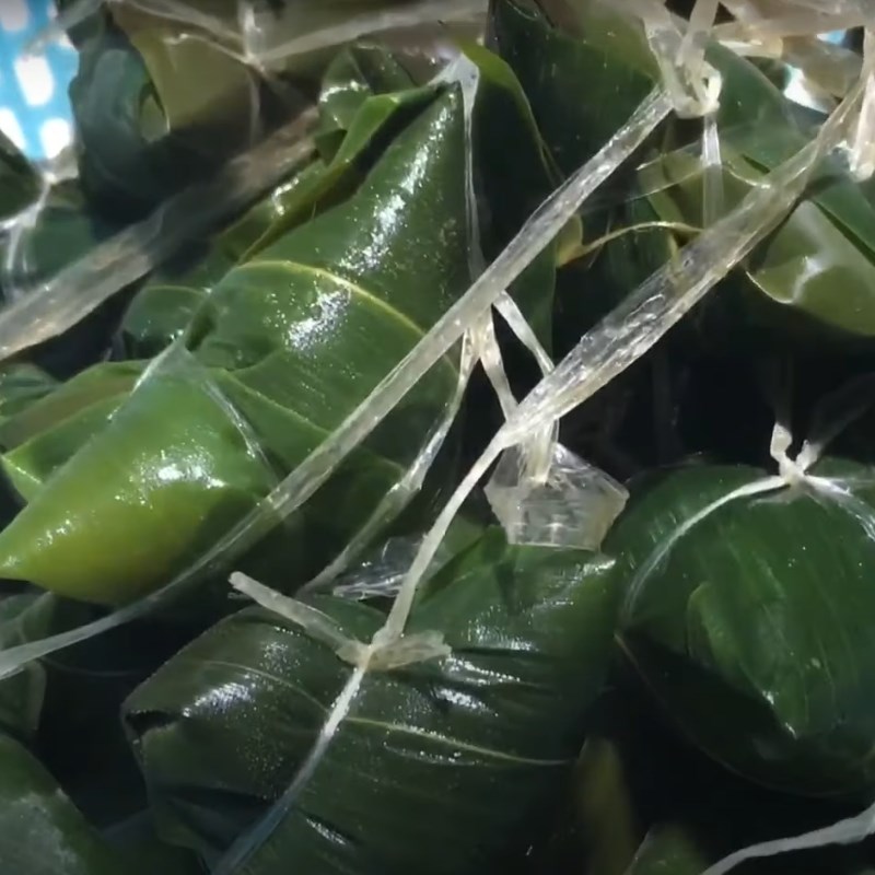 Bước 4 Luộc bánh ú Bánh ú lá tre