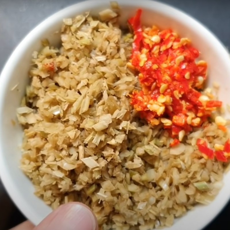 Bước 2 Băm sả ớt Nấm đùi gà kho sả