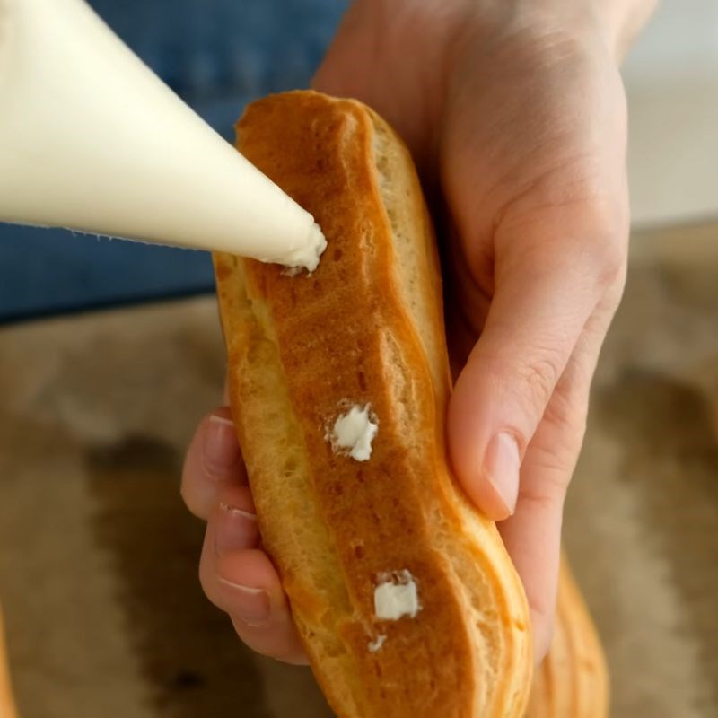 Bước 4 Bơm nhân vào vỏ bánh Bánh eclair