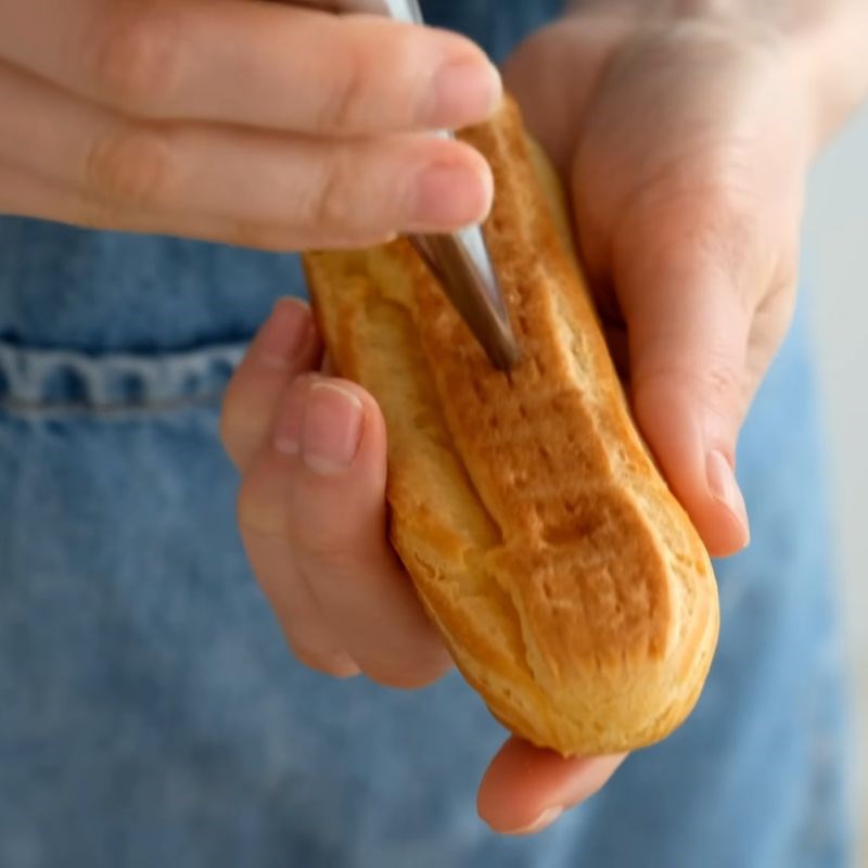 Bước 4 Bơm nhân vào vỏ bánh Bánh eclair
