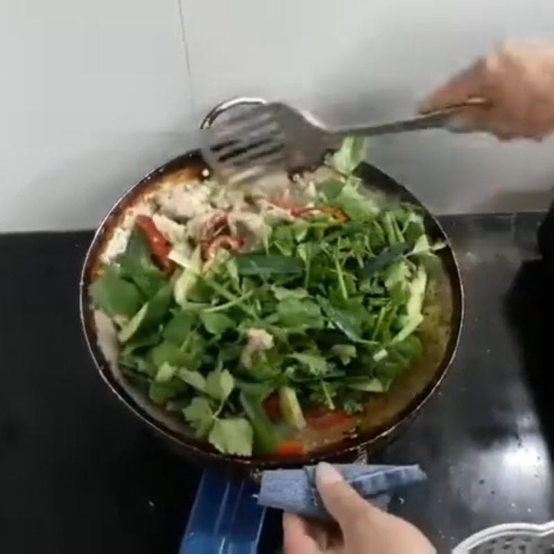Bước 5 Thêm rau củ Cá chép giòn xào thập cẩm