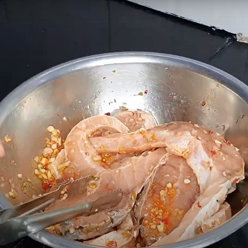 Bước 2 Tẩm ướp cá Cá chép giòn xào thập cẩm