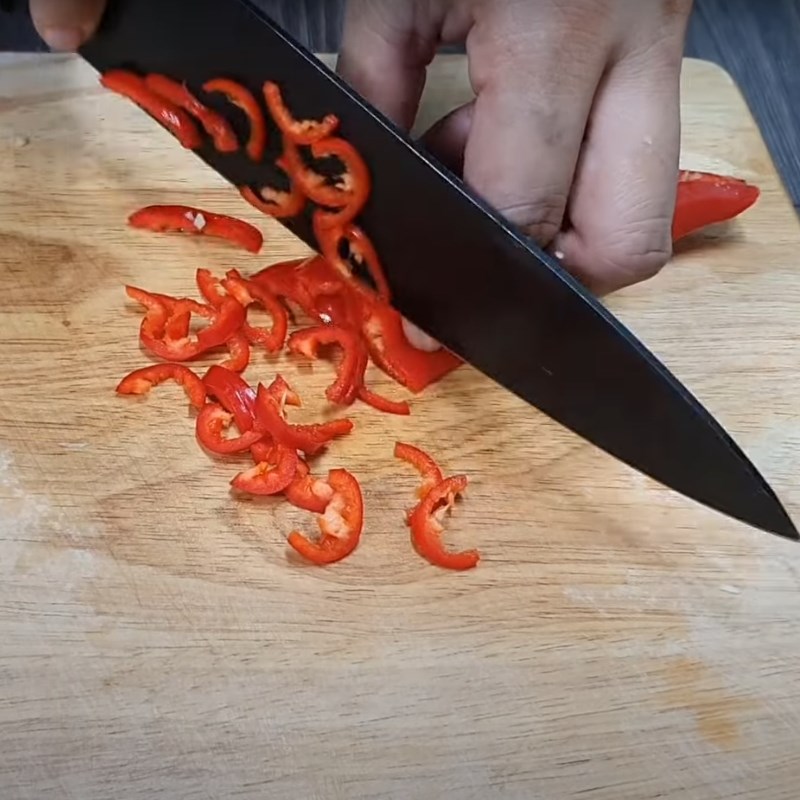Bước 3 Cháy tỏi ớt Chân gà chiên bơ tỏi