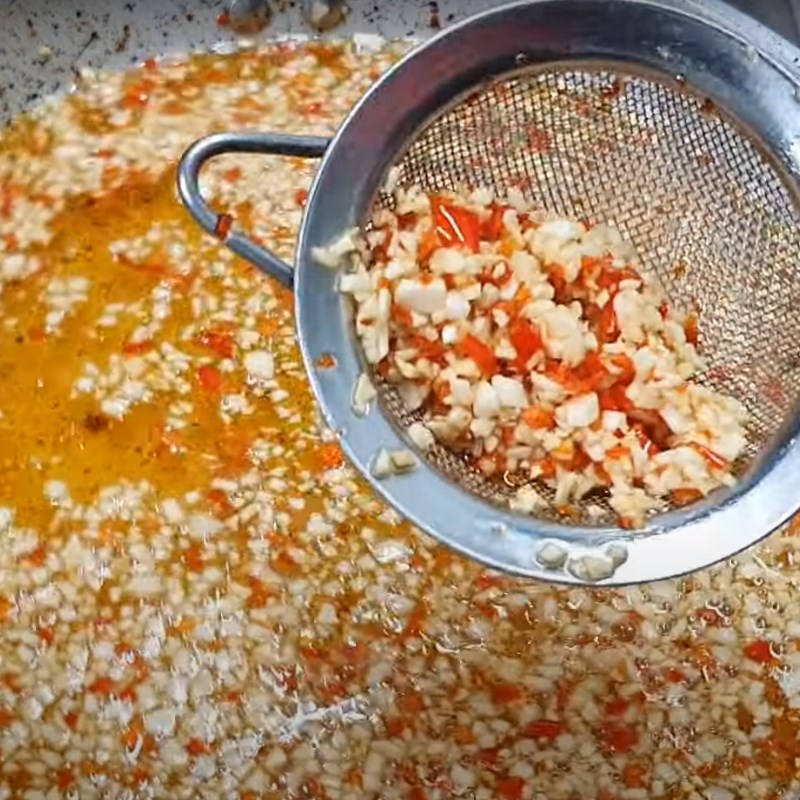 Bước 3 Cháy tỏi ớt Chân gà chiên bơ tỏi