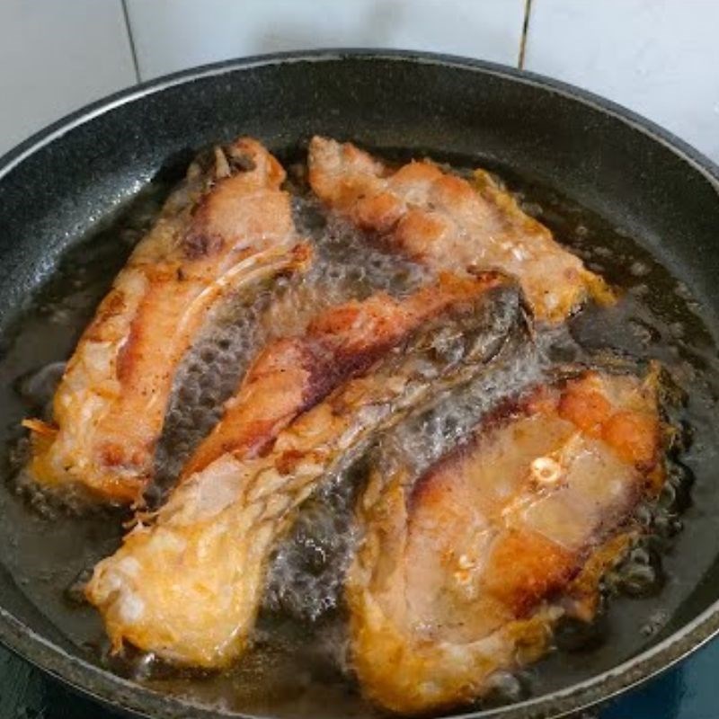 Bước 3 Chiên cá Cá chép giòn xào ớt chuông