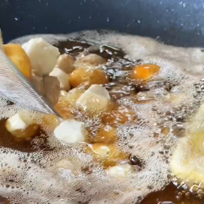 Bước 1 Chiên cá viên chiên Cá viên chiên sốt mắm tỏi