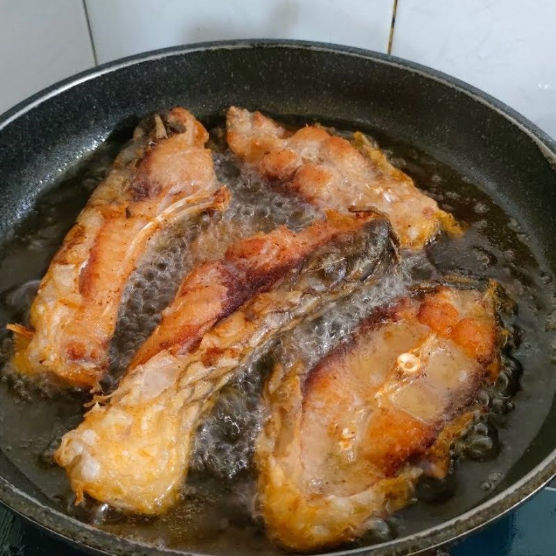 Bước 3 Chiên cá Cá chép giòn xào nấm