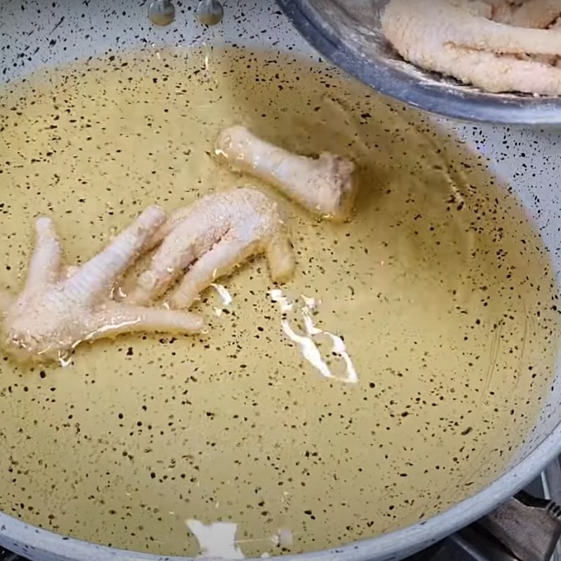 Bước 2 Chiên chân gà Chân gà chiên bơ tỏi