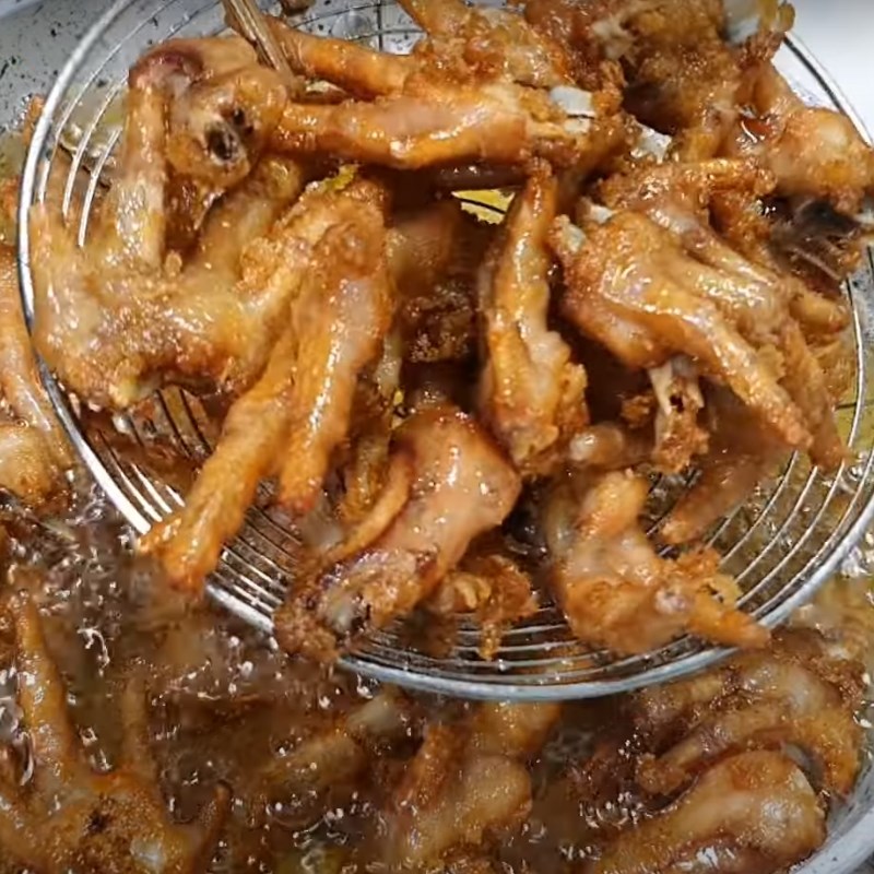 Bước 2 Chiên chân gà Chân gà chiên bơ tỏi