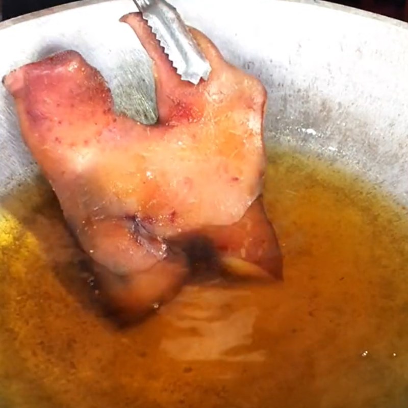 Bước 2 Chiên má heo Má heo chiên giòn