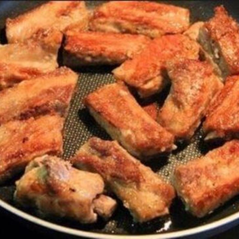 Bước 2 Chiên sườn Sườn xào chua ngọt miền Bắc