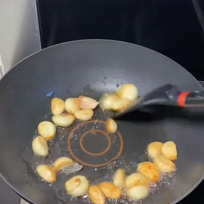 Bước 2 Chiên tỏi Bê cháy tỏi