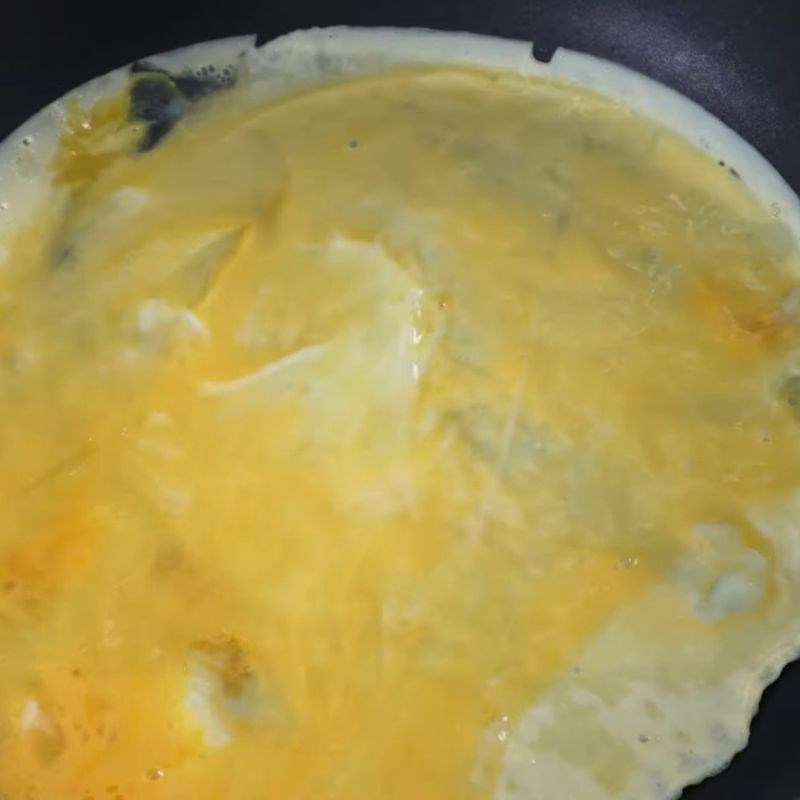 Bước 5 Chiên trứng Bánh mì miến