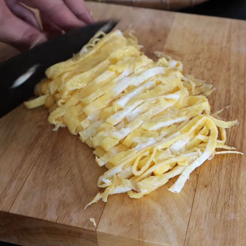 Bước 5 Chiên trứng Bánh mì miến