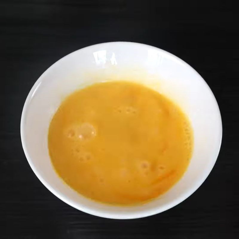 Bước 5 Chiên trứng Bánh mì miến