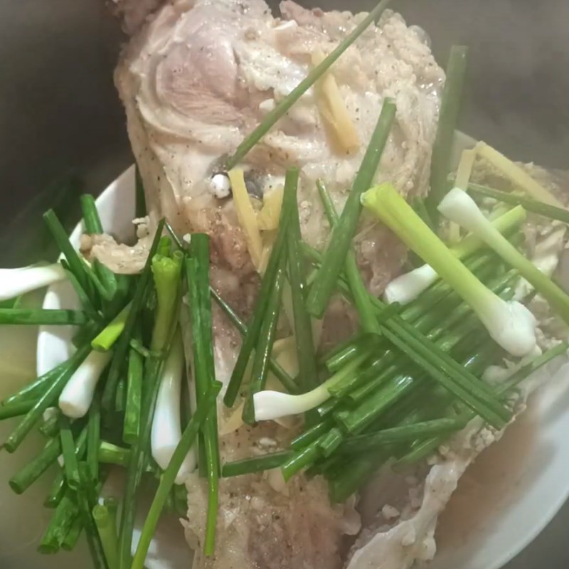 Bước 3 Hấp má heo Má heo hấp hành