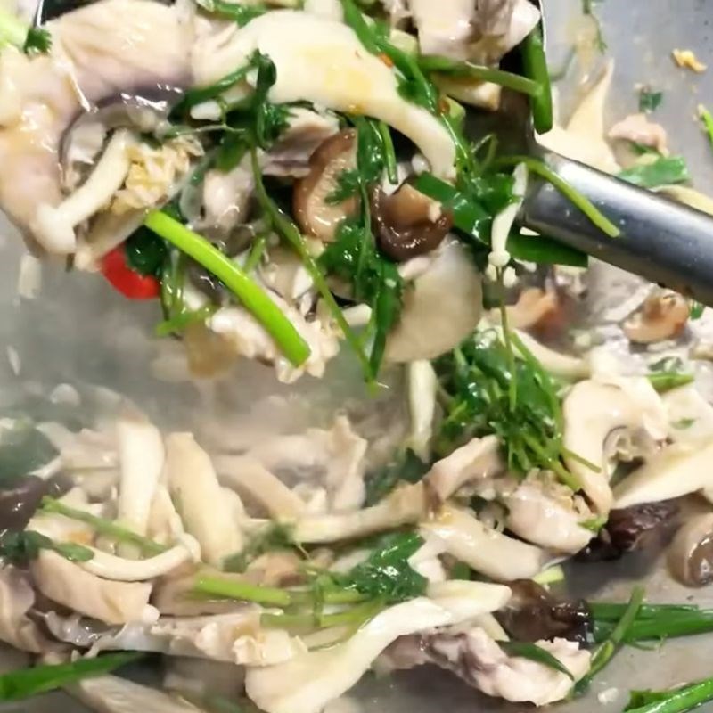 Bước 5 Kết hợp cá và nấm Cá chép giòn xào nấm