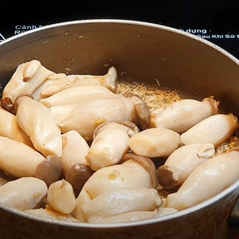 Bước 3 Kho nấm Nấm đùi gà kho sả