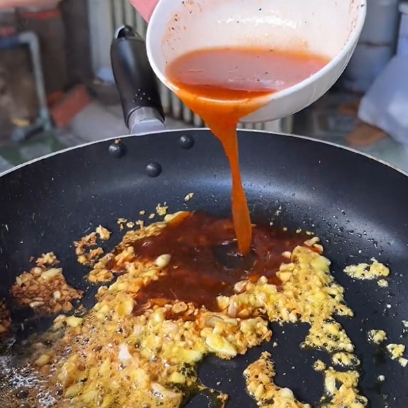 Bước 3 Làm cá viên chiên sốt mắm tỏi Cá viên chiên sốt mắm tỏi