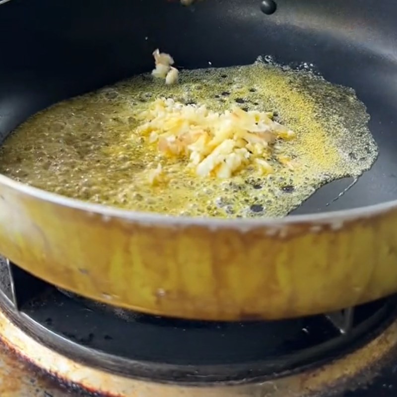 Bước 3 Làm cá viên chiên sốt mắm tỏi Cá viên chiên sốt mắm tỏi