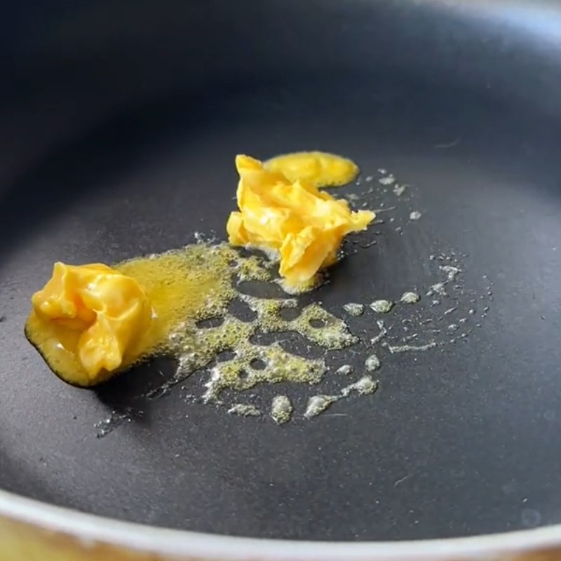 Bước 3 Làm cá viên chiên sốt mắm tỏi Cá viên chiên sốt mắm tỏi