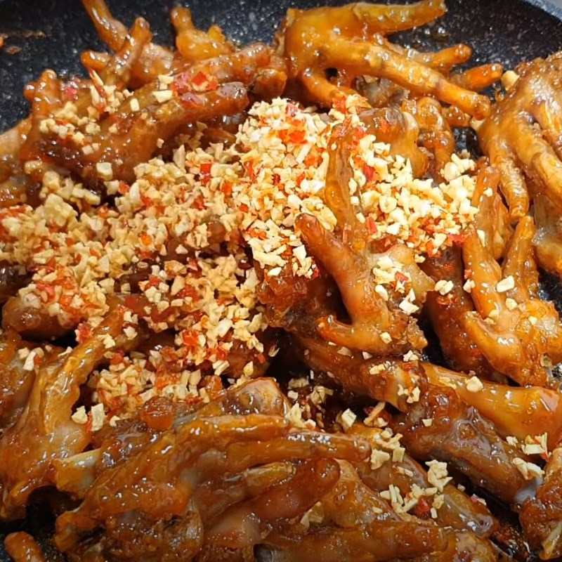 Bước 4 Làm chân gà chiên bơ tỏi Chân gà chiên bơ tỏi