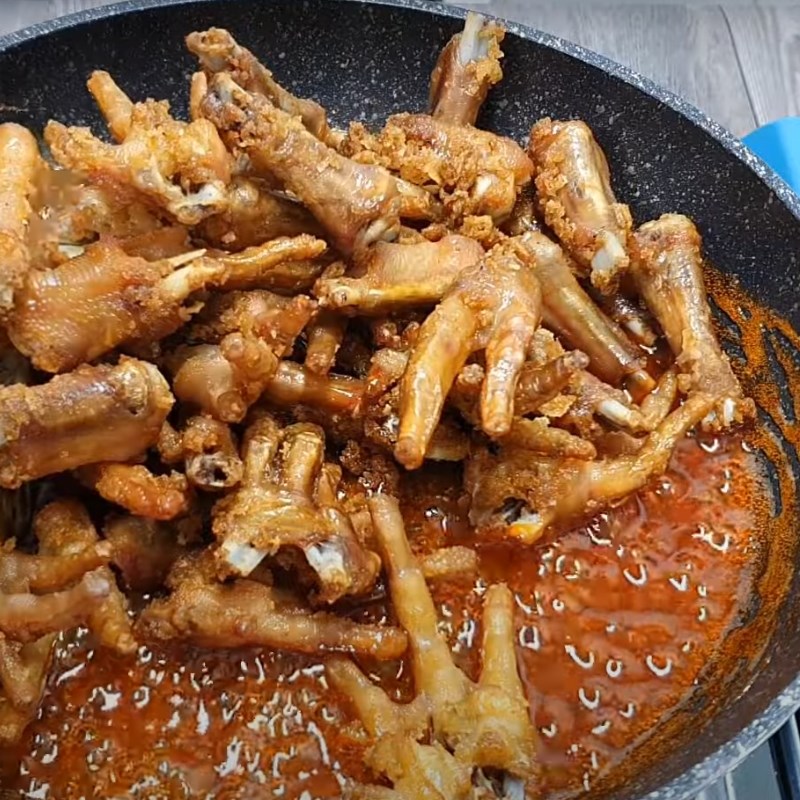 Bước 4 Làm chân gà chiên bơ tỏi Chân gà chiên bơ tỏi
