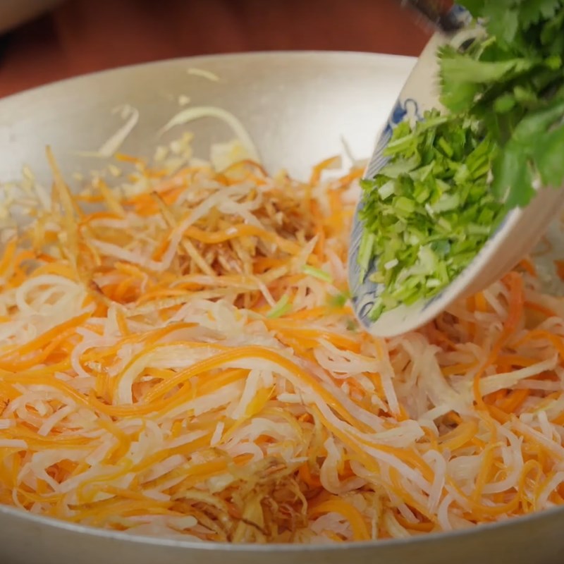 Bước 3 Làm món su hào xào mực khô Su hào xào mực khô