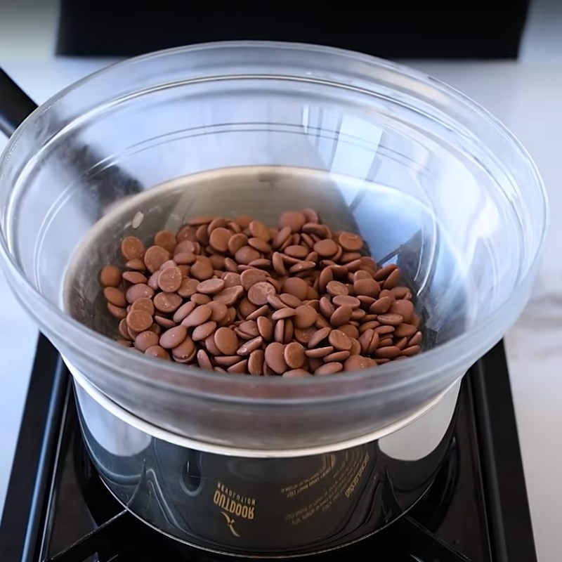 Bước 2 Làm vỏ socola Socola Dubai (công thức đơn giản)