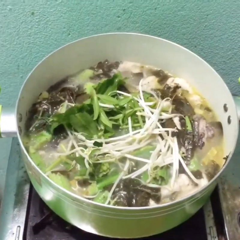 Bước 4 Nấu canh chua Cá chình nấu canh chua