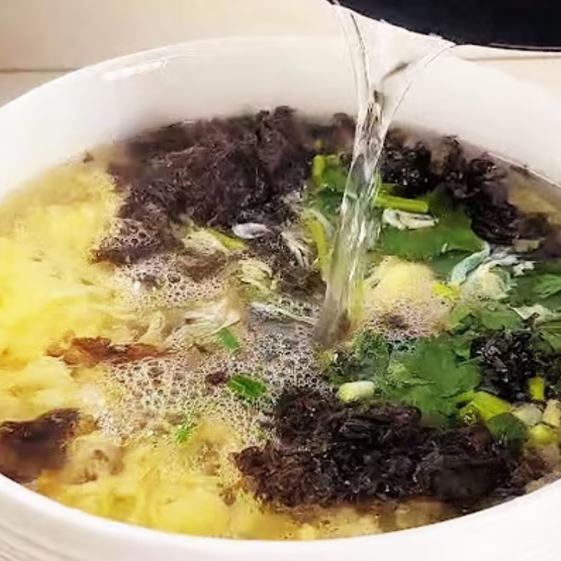 Bước 3 Nấu nước canh Canh rong biển nấu trứng
