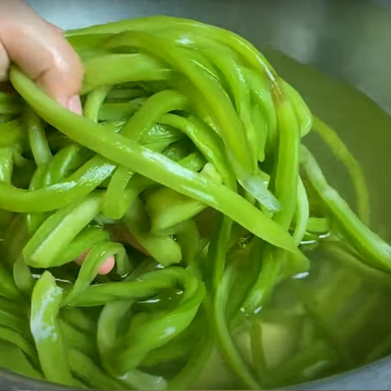 Bước 2 Ngâm rau tiến vua Gân bò ngâm rau tiến vua