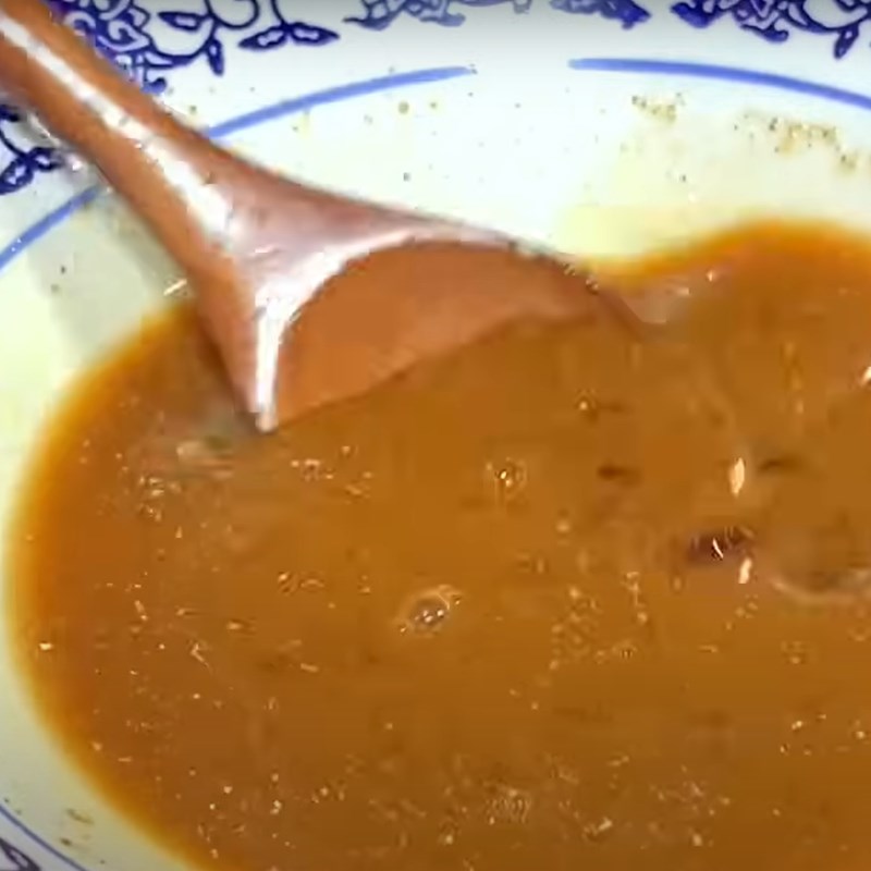 Bước 2 Pha nước sốt Nấm kim châm xào trứng và cà chua