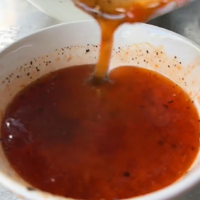 Bước 2 Pha nước sốt Cá viên chiên sốt mắm tỏi