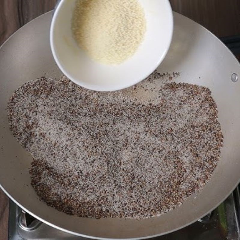 Bước 2 Rang muối và tiêu Cánh gà rang muối