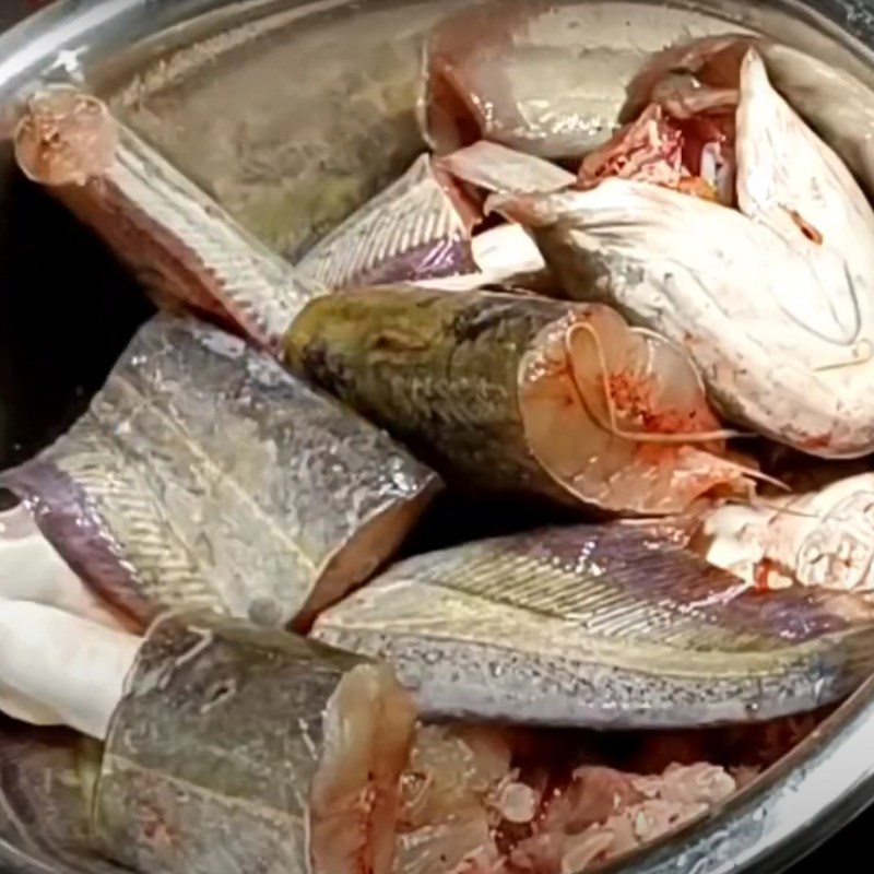 Bước 1 Sơ chế cá nheo Cá kho trám