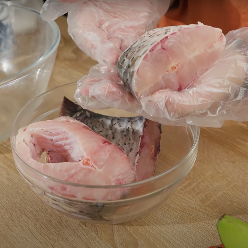 Bước 1 Sơ chế cá trắm Cá trắm kho chuối xanh