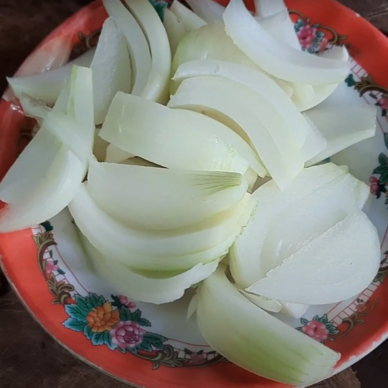 Bước 2 Sơ chế các nguyên liệu khác Nhau thai bò xào hành tây và lá cách