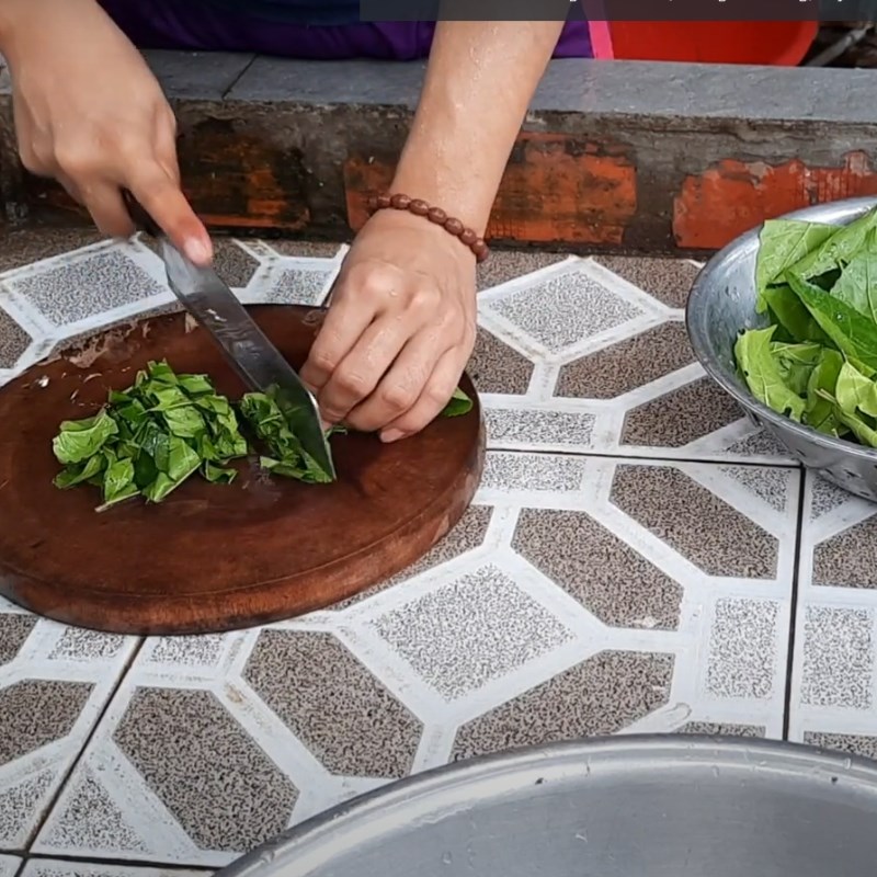 Bước 2 Sơ chế các nguyên liệu khác Nhau thai bò xào hành tây và lá cách