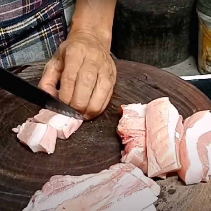 Bước 2 Sơ chế các nguyên liệu khác Cá kho trám