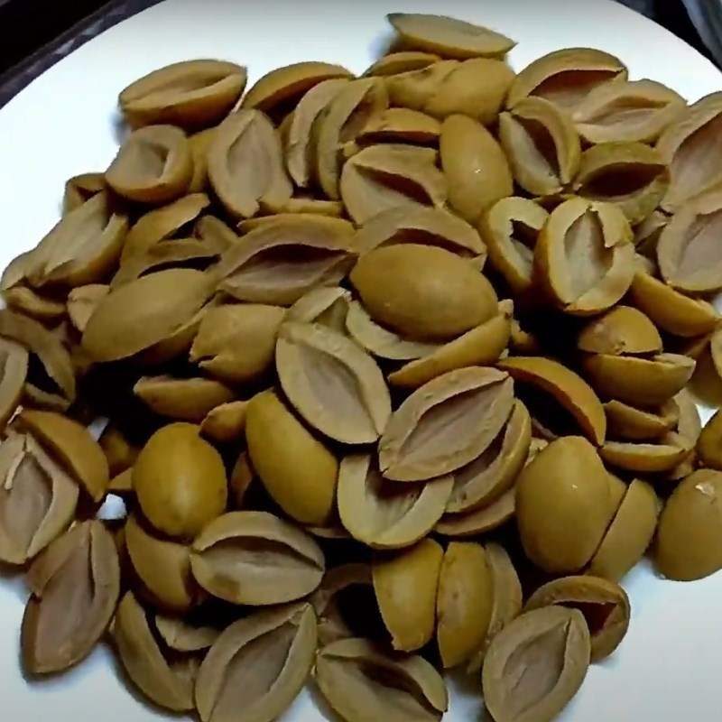 Bước 2 Sơ chế các nguyên liệu khác Cá kho trám