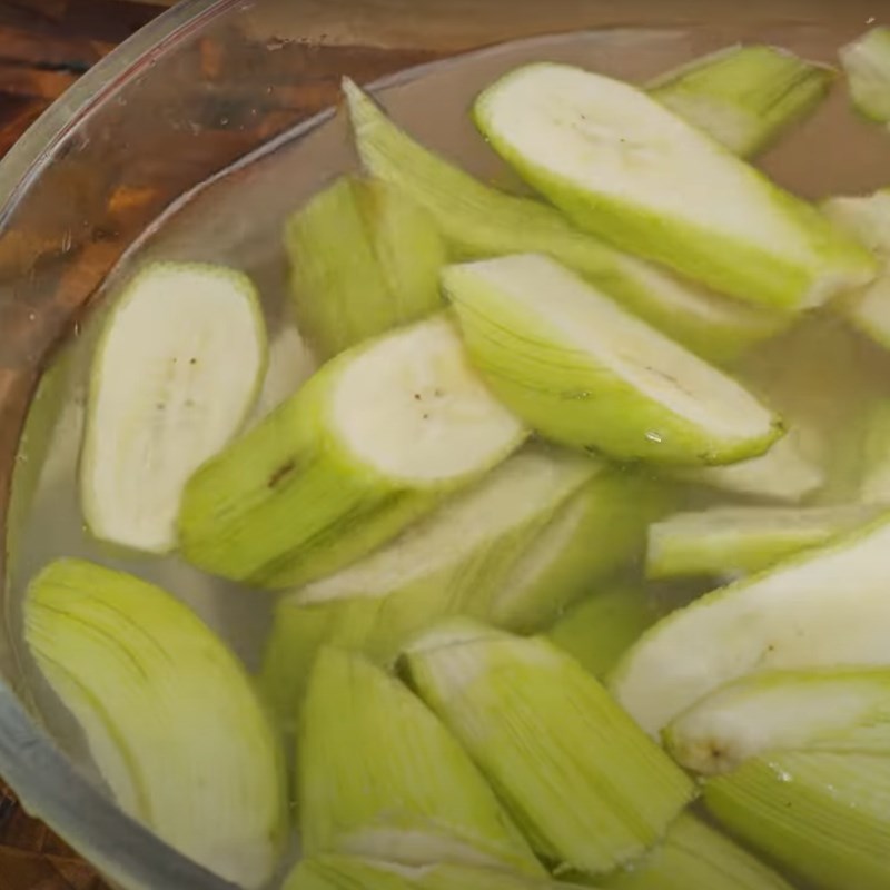 Bước 2 Sơ chế các nguyên liệu khác Cá trắm kho chuối xanh