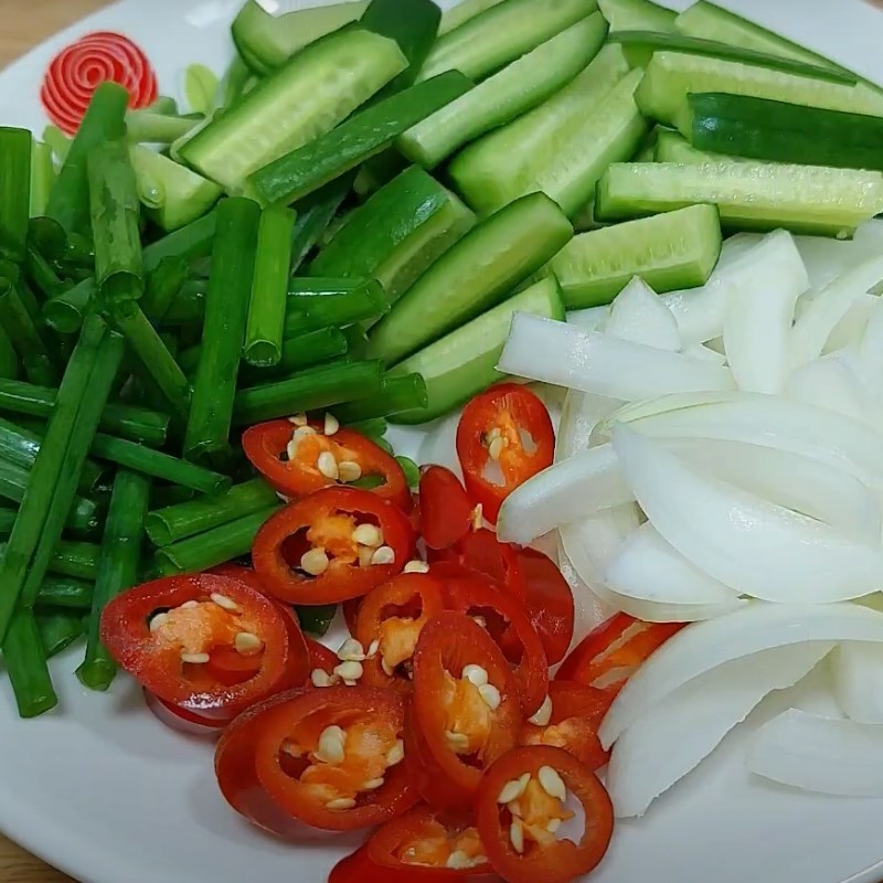 Bước 2 Sơ chế các nguyên liệu khác Cật heo xào dưa leo