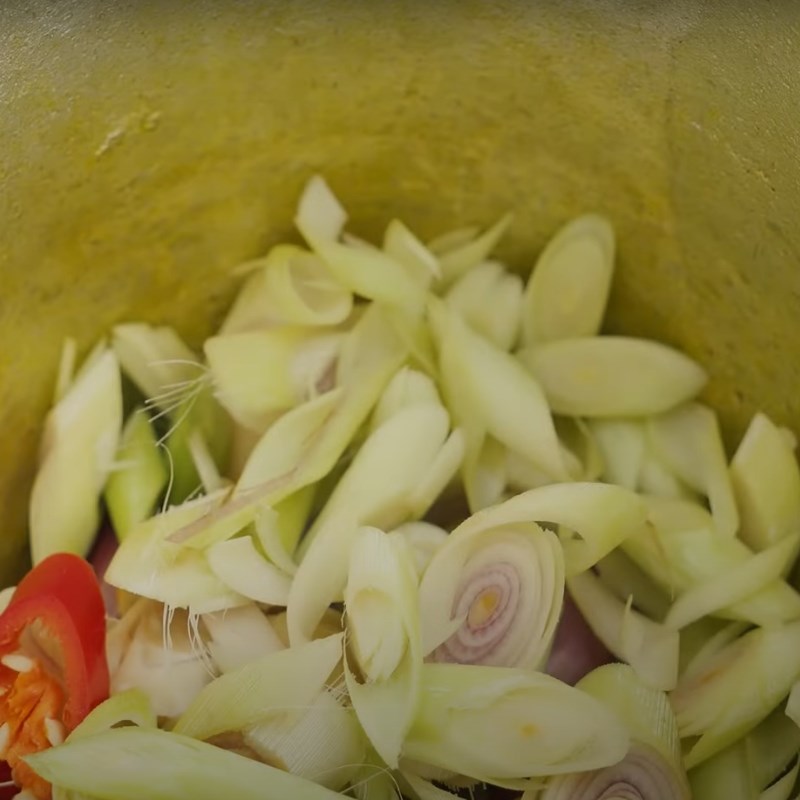 Bước 2 Sơ chế các nguyên liệu khác Chim bồ câu xào rau răm