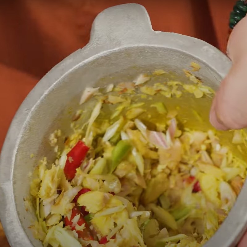 Bước 2 Sơ chế các nguyên liệu khác Cá trắm kho chuối xanh