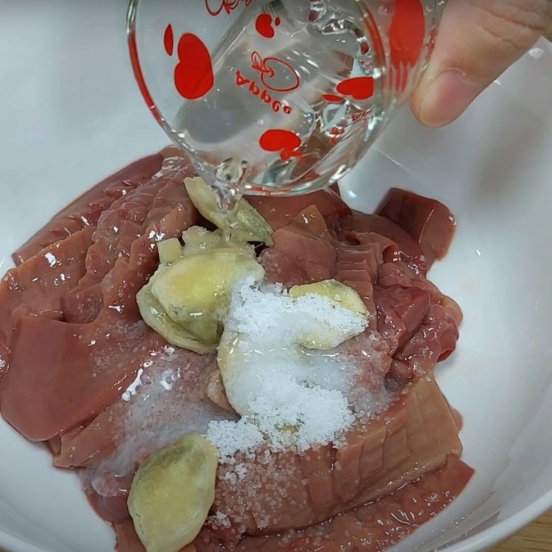 Bước 1 Sơ chế cật heo Cật heo xào dưa leo