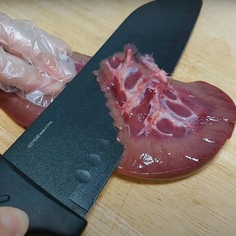 Bước 1 Sơ chế cật heo Cật heo xào dưa leo