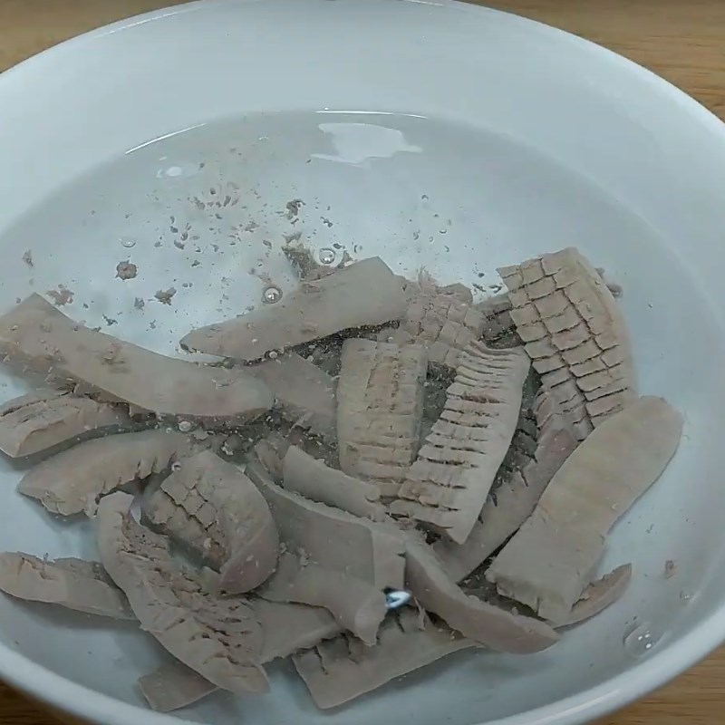 Bước 1 Sơ chế cật heo Cật heo xào dưa leo